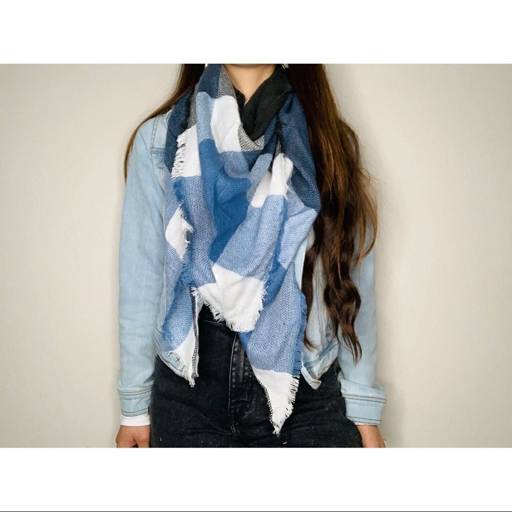 Blue plaid scarf - Picture 2 of 2